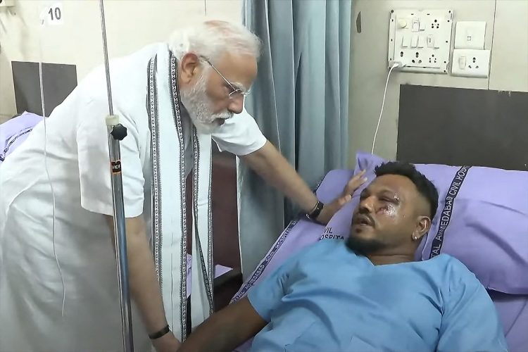 インドのナレンドラ・モディ首相と唯一の生存者であるヴィシュワシュ・クマール・ラメシュ氏(時事通信フォト)