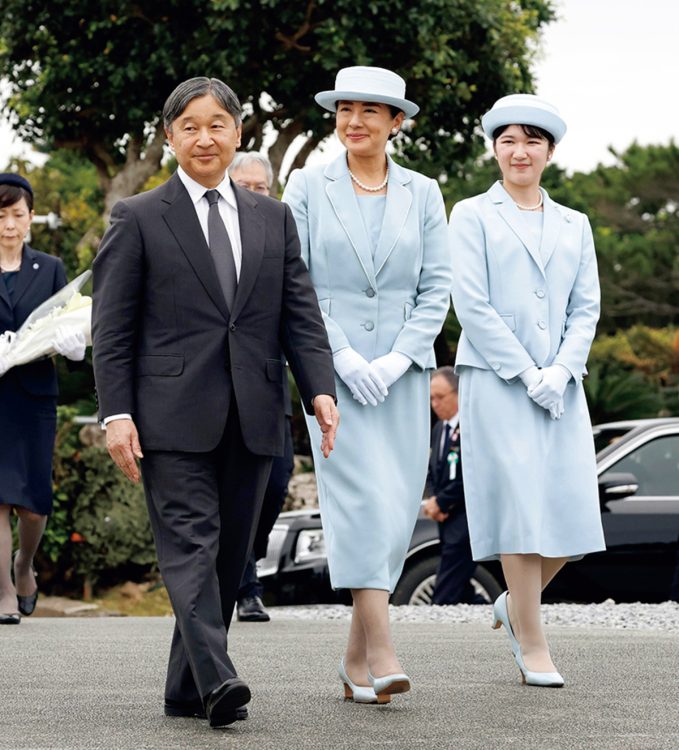 愛子さまは、雅子さまとのリンクコーデを披露された（写真／共同通信社 ）