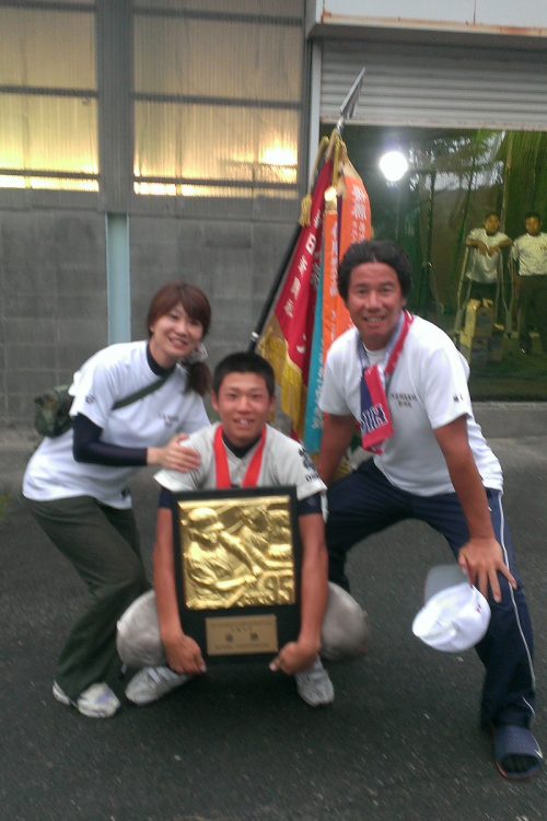 優勝旗と盾と一緒に。大阪桐蔭は甲子園の常連校だった