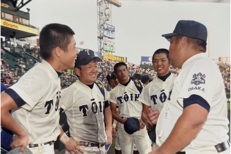 西谷監督(右)も福森さんを心配さいているという(本人提供)