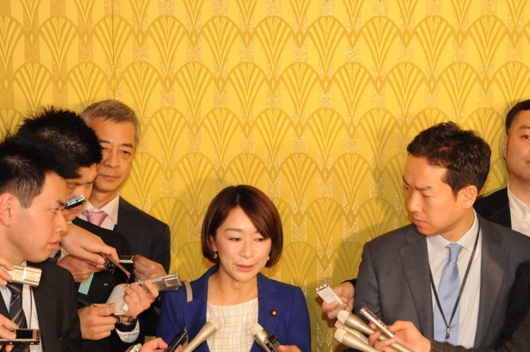 民進党の政調会長に就任して、記者からカコミ取材を受ける山尾氏(2016年3月撮影:小川裕夫)