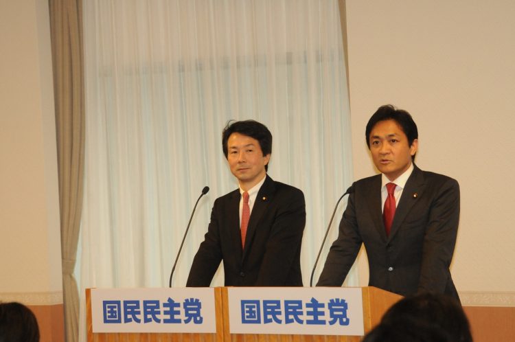 希望の党と民進党が合併して国民民主党が発足。大塚耕平氏(左)とともに共同代表に就いた玉木氏(2018年5月撮影:小川裕夫)