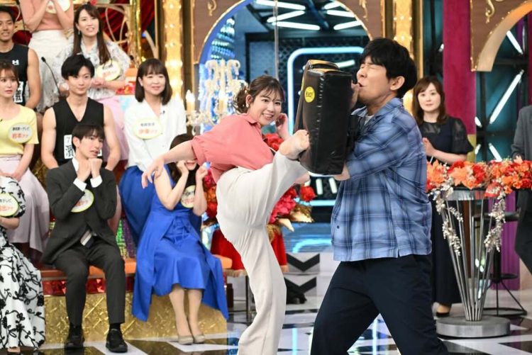 特技を披露するアナも(番組公式インスタグラムより)