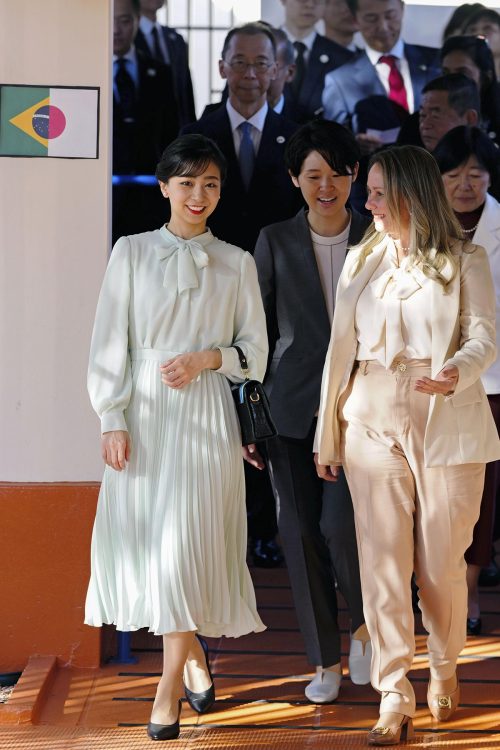 日本時間11日未明、日系人の子どもたちが通うカンポ・グランデ市の学校を訪れた佳子さま(共同通信)