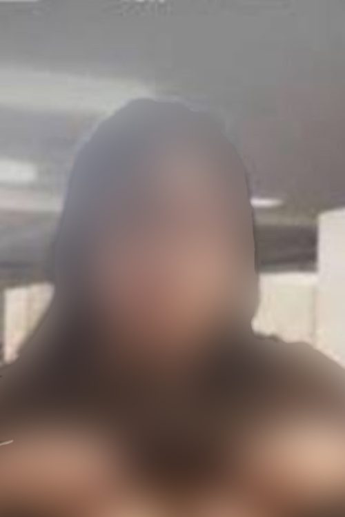 社内と見られる場所で胸元を露出させるBさんと見られる女性