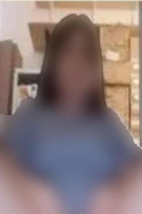 こちらも社内と見られる場所で下半身を露出している