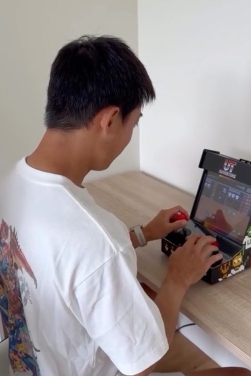 ユニクロのTシャツを着てゲームをする錦織(本人のインスタグラムより)