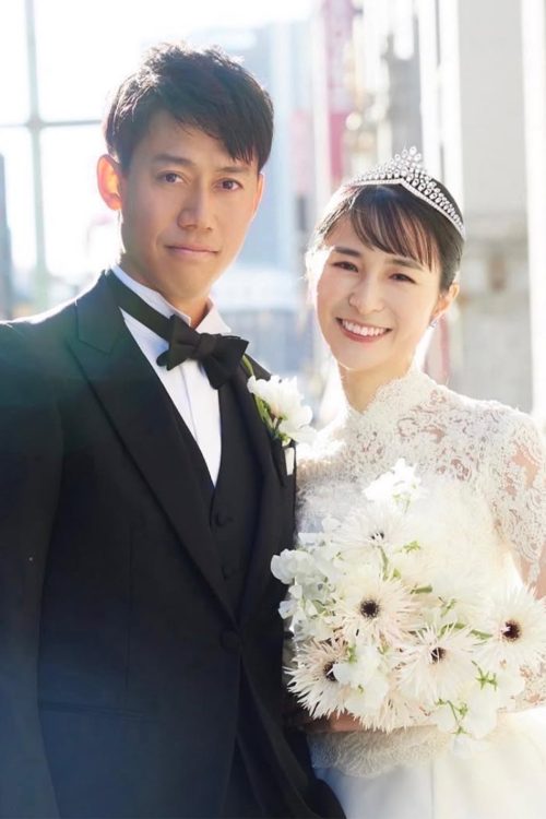 2022年12月、妻・観月あことのウエディングショット（錦織のインスタグラムより）