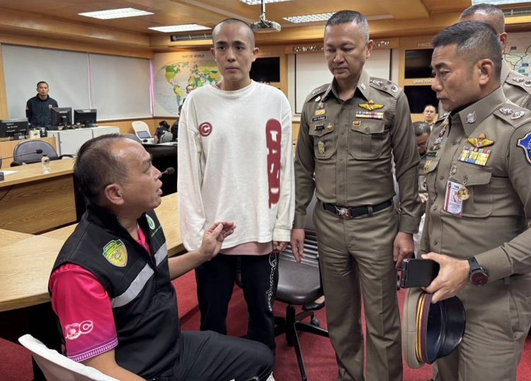 人身売買でミャンマーに連れて行かれた後、タイで保護された中国人俳優の王星さん（左から2人目）。2025年1月、タイ北西部ターク県［タイ警察提供］（時事通信フォト）