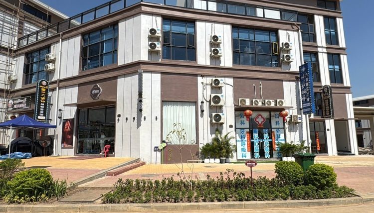 ミャンマー東部ミャワディ近郊、日本など各国を標的に特殊詐欺を仕掛ける犯罪組織が拠点を置く「シュエコッコ」。店などの看板の大半は中国語とミャンマー語が併記されている(時事通信フォト)