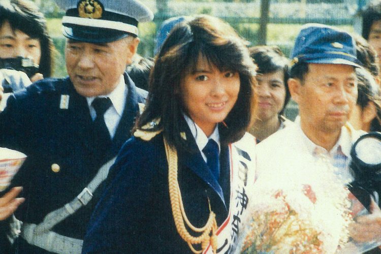 神奈川警察署の一日署長。僕（山中氏）の弟夫妻が撮ってくれた思い出の写真（1986年4月14日）