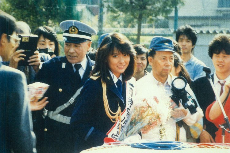 神奈川警察署の一日署長。山中氏の弟夫妻が撮影した思い出の写真(1986年4月14日)