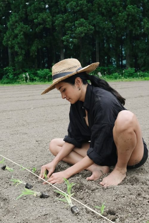 黒のパンツ姿で農作業をするローラ（本人インスタグラムより）