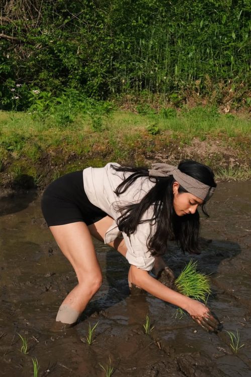 物議を醸した裸足で田植えする写真(本人インスタグラムより)