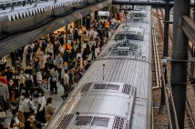 混み合う通勤通学電車(イメージ)