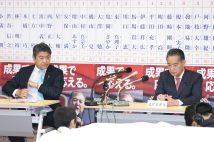 東京都議選の開票を見守る自民党の木原誠二選対委員長(左)と井上信治・東京都連会長=22日夜、東京・永田町の同党本部(時事通信フォト)