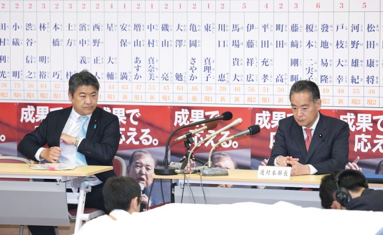 東京都議選の開票を見守る自民党の木原誠二選対委員長（左）と井上信治・東京都連会長＝22日夜、東京・永田町の同党本部（時事通信フォト）
