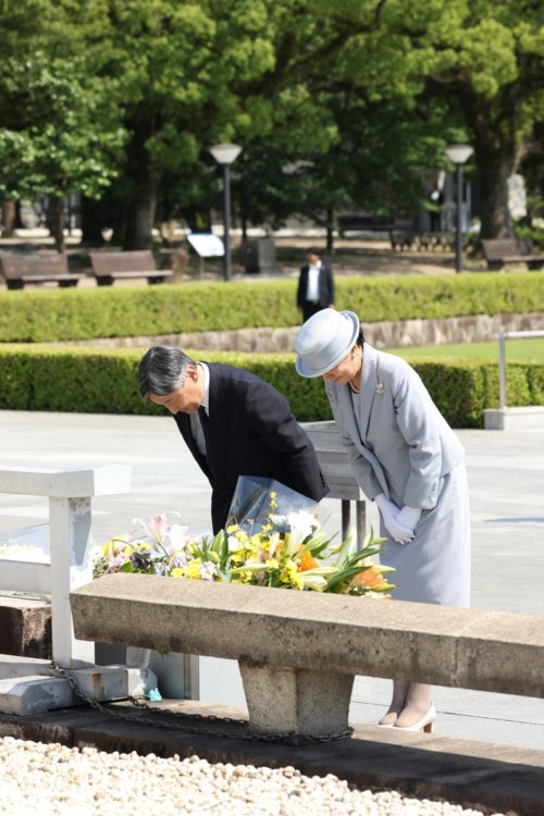 戦争犠牲者の慰霊に臨まれた（2025年6月、広島県。撮影／JMPA）