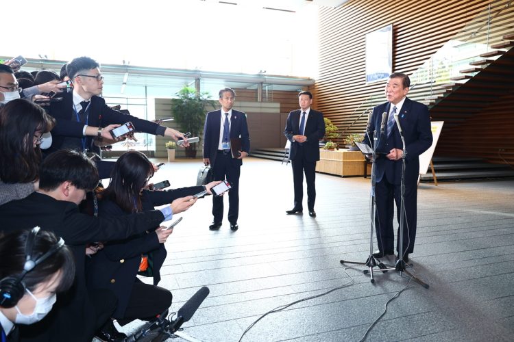 商品券配布について、改めて記者団に語る石破茂首相(右端)。2025年3月14日、首相官邸(時事通信フォト)