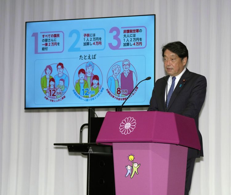 参院選の公約を発表する自民党の小野寺五典政調会長。「すべての国民の皆さんに一律2万円を給付」(時事通信フォト)