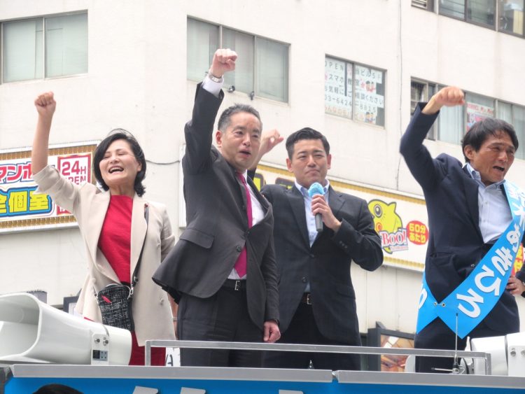 自民党の裏金問題は東京都議会にも及び、疑惑の議員は刑事責任は問われなかったものの、都議選では自民党非公認となった。非公認候補の応援演説を行うの井上信治・東京都連会長(左から2人目)(時事通信フォト)