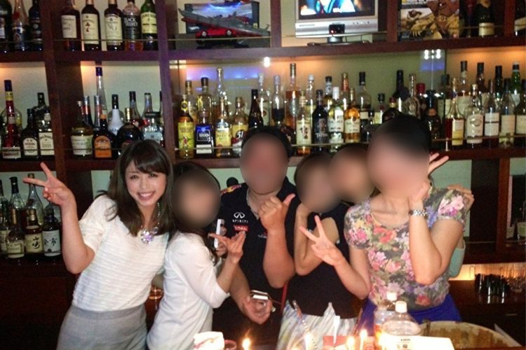 経営していた渋谷のバーでスタッフらと(写真/本人提供)