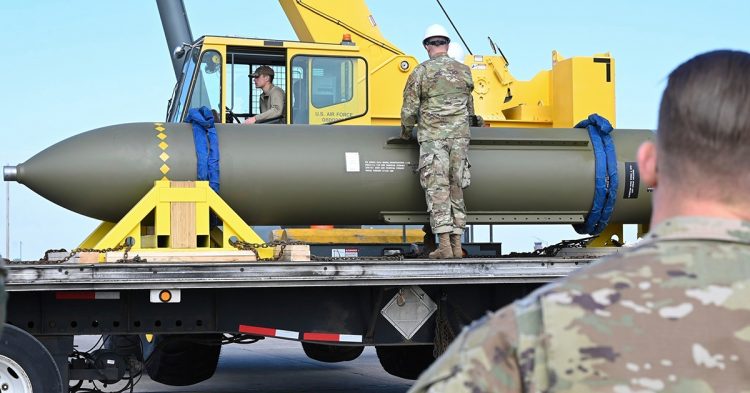 驚異的な速さで進化する最新兵器の数々（バンカーバスター。写真＝AP／AFLO）