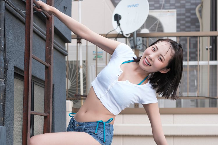 デジタル写真集『葵 成美 ふっくら谷間にピットイン』は各電子書店にて発売中