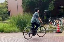 ノーヘルで自転車を立ち漕ぎする悠仁さま