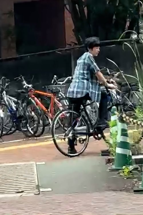 自転車に乗る悠仁さま<span data-teams="true">(学生提供の動画より)</span>