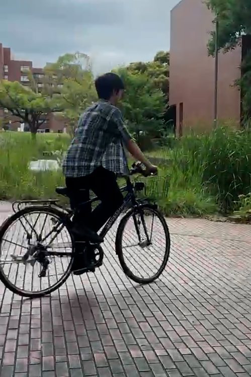 すぐ後ろから体格のいい数人のSPが自転車を漕いで追いかける姿もあったという<span data-teams="true">(学生提供の動画より)</span>