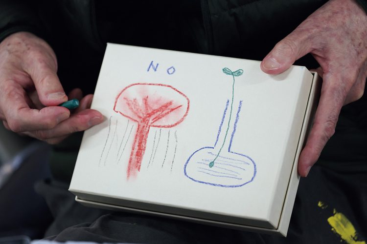 キノコ雲のイラストに「NO」の文字。「逆さにして水を張り、命の種を入れる。こっちはYES」と黒田さん