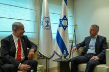 モサドの次なる標的とは（右はモサド長官のダビデ・バルネア氏、左はネタニヤフ首相／共同通信社）