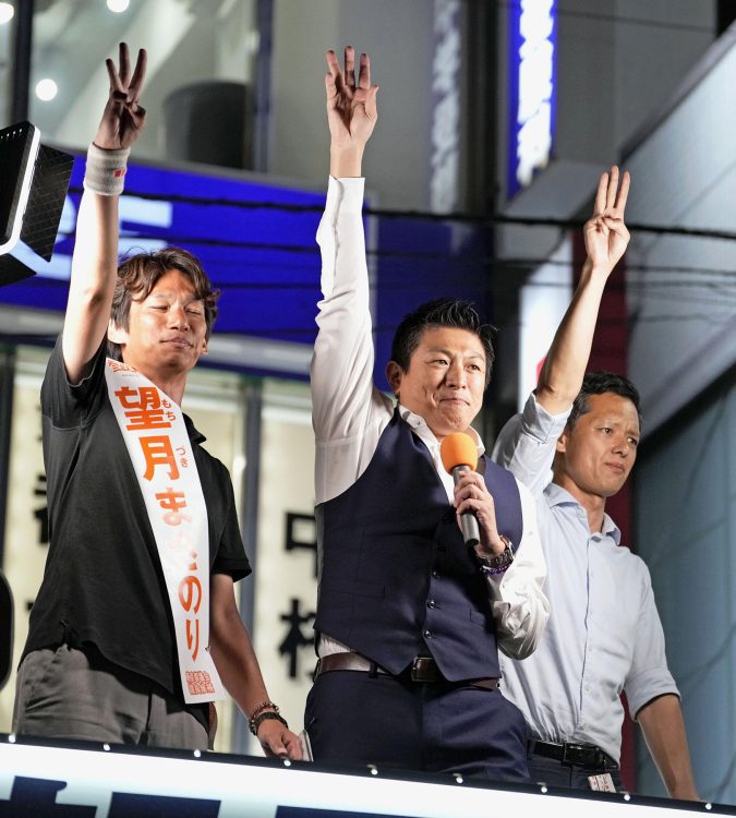 世田谷区で初当選した望月正謹氏（左／写真＝共同通信社）