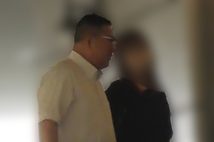 仲睦まじげにラブホテルへ入っていく鹿田松男・大阪府議(左)と女性