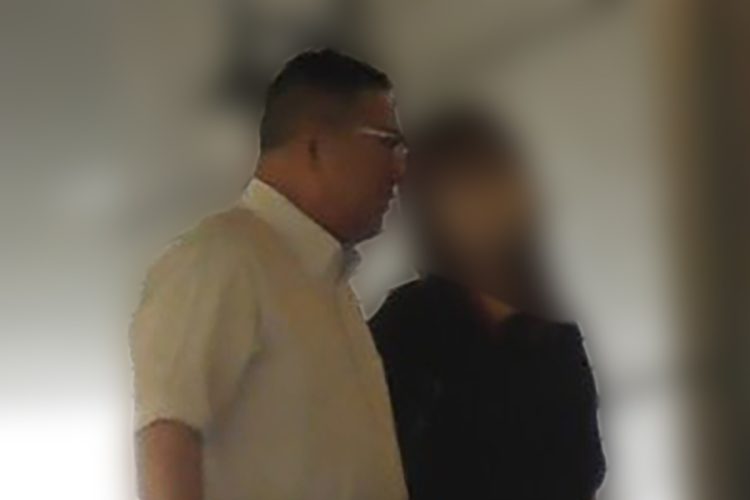 仲睦まじげにラブホテルへ入っていく鹿田松男・大阪府議（左）と女性