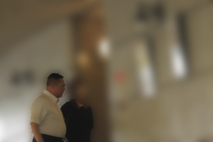 黒いブラウスとタイトなパンツ姿の40代と思しき女性と東大阪市にあるラブホテルに入っていった