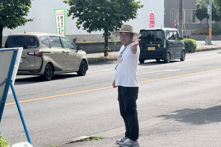 隙を見て大通りを走る車両に声をかける