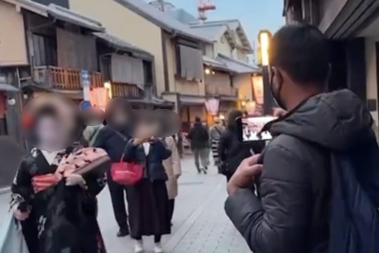 舞妓を無断撮影する外国人男性(YouTubeより※編集部にて一部加工しています)