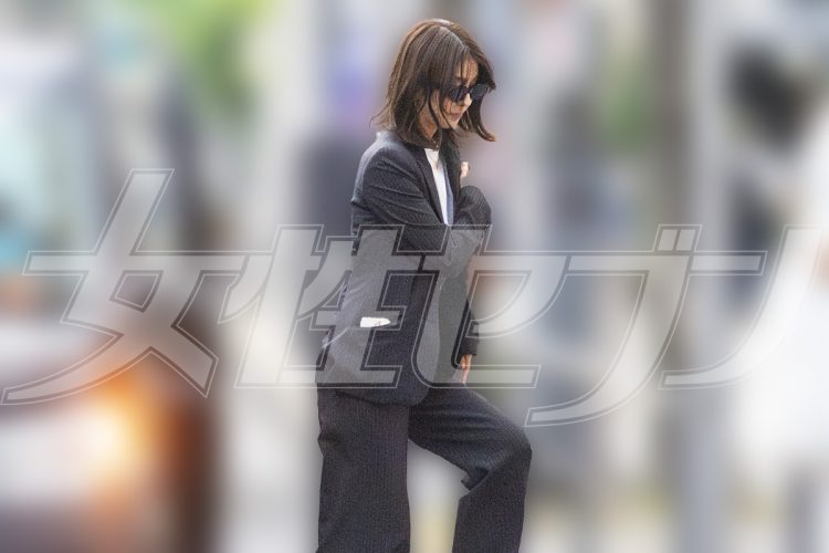 タクシーを降りる柳ゆり菜