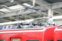 《最近の主流は「く」の字形》電車のパンタグラフの形状は3種類ある 「菱形」「下枠交差形」「シングルアーム形」の違いと新幹線の騒音を減らす工夫