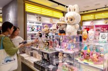 LABUBUの爆発的人気で株価もテンバガー化した中国企業「ポップマート」の実力解剖 グローバルな流行で海外事業が急拡大、業績伸長を後押し