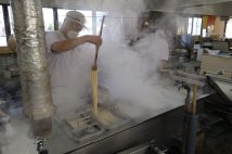 【物価高でも経営堅調】「牧のうどん」商社出身2代目社長が語る経営ビジョン 仕入れ値を抑える交渉術の秘密、運用益1億円を全従業員に特別ボーナスで還元したワケ