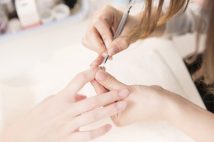 《日本人店に偽装?》急増する「中華系ネイルサロン」でのトラブル実体験 「日本人の名前のネイリストを予約したのに…」「勝手にパーツを追加され料金上乗せされた」
