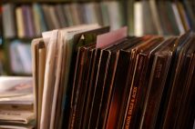 「いつまでCDや漫画単行本を揃え続けるのか…」コレクター気質の“推し活中高年”も現物集めに疲弊 サブスク時代で変わる価値観、電子版に移行して新しい楽しみを見つける人も