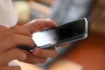「中古スマホ販売店が外国人観光客だらけ…」なぜわざわざ日本に来て中古スマホを購入するのか? 円安だけじゃない「日本人が使ったスマホ」が人気になるワケ