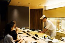 鮨や焼き鳥の名店で広まる「店内独立」とは? 独立準備のための弟子養成機関として「客・弟子・師匠」みんなが得をする仕組みで「名店が名店を生む」好循環