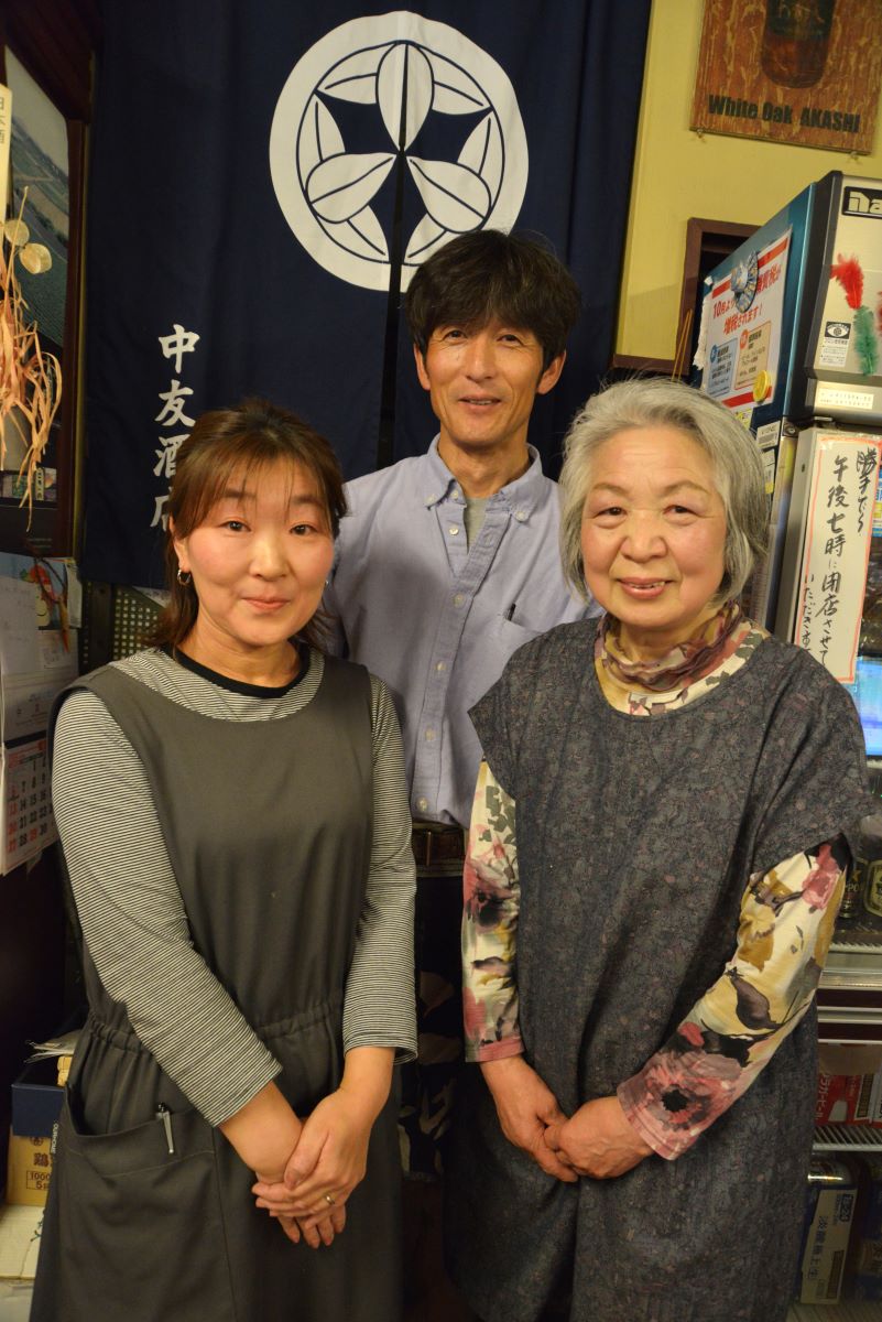 2代目店主の今井拓次さん（中央）、母の悦子さん（右）、妻の由子さん。柔和な笑顔が客を出迎える