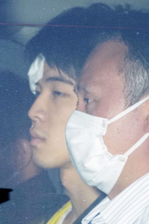 送検のため愛知県警豊田署を出る安藤陸人容疑者（左）
