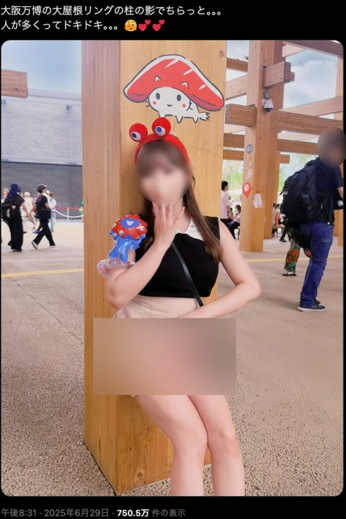 頭には万博の公式キャラクター「ミャクミャク」のカチューシャ、腕には「ミャクミャク」のバルーンが（Xより）